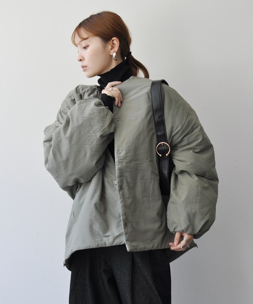 Meli rich（メリーリッチ）の「サイドジップ付きノーカラー中綿ジャケット（ノーカラージャケット・レディース・ブラック/アイボリー/ライトカーキ・MEDIUM）」の19枚目の写真