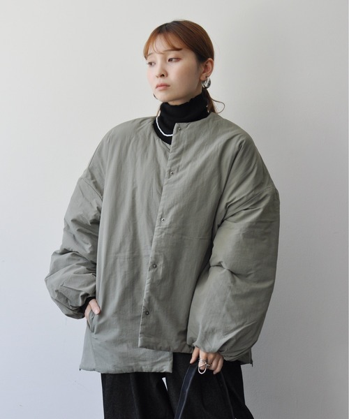 Meli rich（メリーリッチ）の「サイドジップ付きノーカラー中綿ジャケット（ノーカラージャケット・レディース・ブラック/アイボリー/ライトカーキ・MEDIUM）」の21枚目の写真