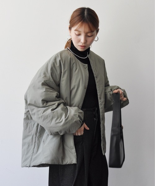 Meli rich（メリーリッチ）の「サイドジップ付きノーカラー中綿ジャケット（ノーカラージャケット・レディース・ブラック/アイボリー/ライトカーキ・MEDIUM）」の22枚目の写真