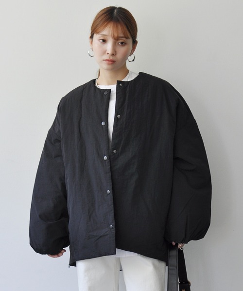 Meli rich（メリーリッチ）の「サイドジップ付きノーカラー中綿ジャケット（ノーカラージャケット・レディース・ブラック/アイボリー/ライトカーキ・MEDIUM）」の4枚目の写真