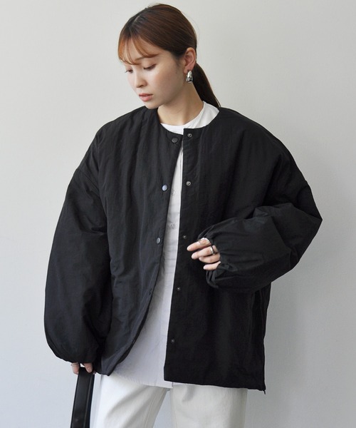 Meli rich（メリーリッチ）の「サイドジップ付きノーカラー中綿ジャケット（ノーカラージャケット・レディース・ブラック/アイボリー/ライトカーキ・MEDIUM）」の6枚目の写真