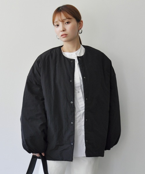 Meli rich（メリーリッチ）の「サイドジップ付きノーカラー中綿ジャケット（ノーカラージャケット・レディース・ブラック/アイボリー/ライトカーキ・MEDIUM）」の7枚目の写真