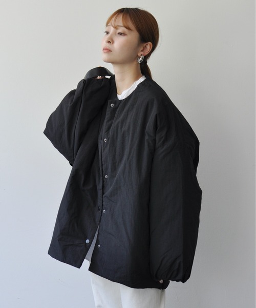 Meli rich（メリーリッチ）の「サイドジップ付きノーカラー中綿ジャケット（ノーカラージャケット・レディース・ブラック/アイボリー/ライトカーキ・MEDIUM）」の8枚目の写真