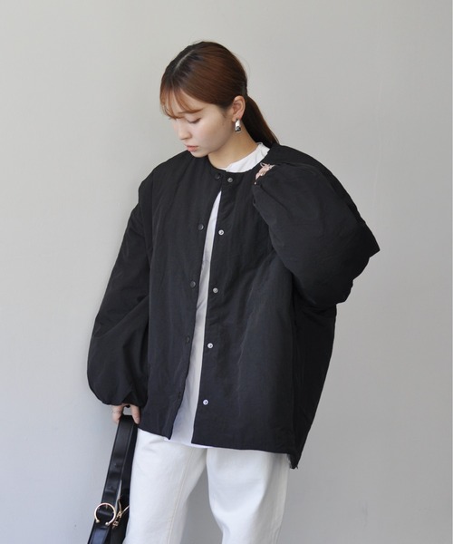 Meli rich（メリーリッチ）の「サイドジップ付きノーカラー中綿ジャケット（ノーカラージャケット・レディース・ブラック/アイボリー/ライトカーキ・MEDIUM）」の11枚目の写真