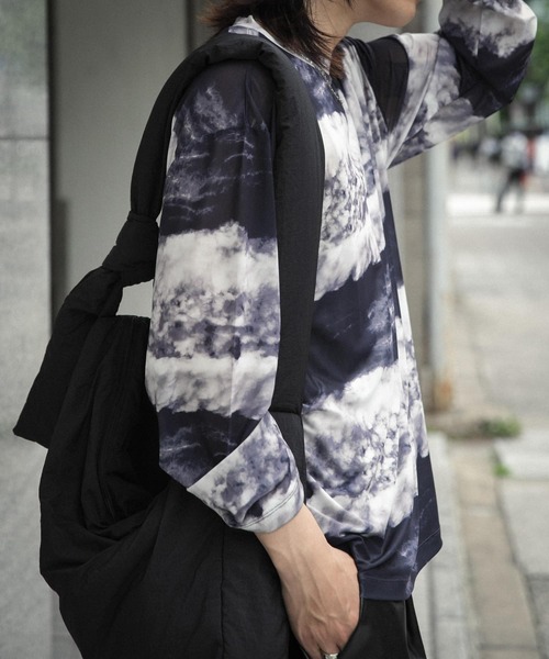 SENSE OF PLACE by URBAN RESEARCH（センスオブプレイスバイアーバンリサーチ）の「マーブルシアールーズロングTシャツ（Tシャツ/カットソー・メンズ・ブラウン/ブルー/ブラック・LARGE/MEDIUM）」の2枚目の写真