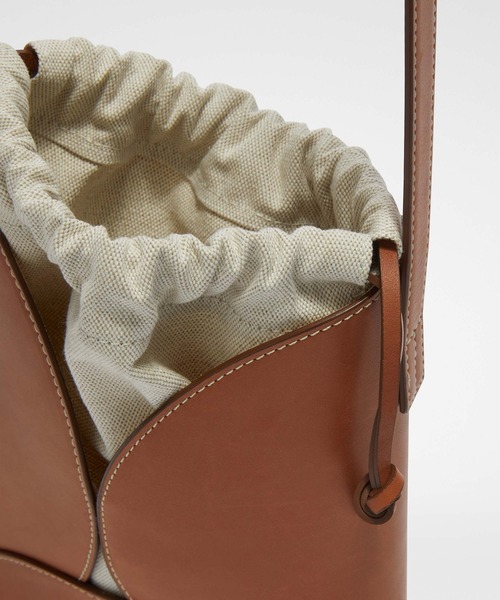 JIL SANDER(ジルサンダー)の「CURVE CROSSBODY(ショルダーバッグ・レディース・ブラウン系・UNI)」の3枚目の写真