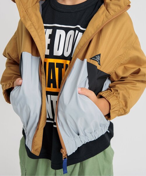 BREEZE（ブリーズ）の「【フードがしまえる】カラバリウィンドブレーカー（ナイロンジャケット・キッズ・ブラック/キャメル/レッド/ピンク/レインボー/ブルー・160/150/110/100/120/140/130/90）」の14枚目の写真