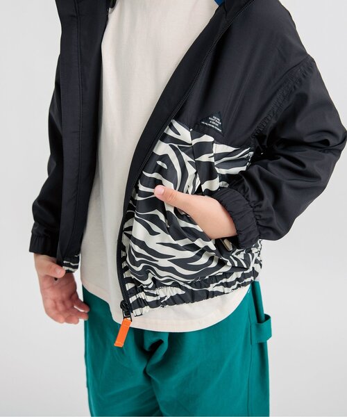 BREEZE（ブリーズ）の「【フードがしまえる】カラバリウィンドブレーカー（ナイロンジャケット・キッズ・ブラック/キャメル/レッド/ピンク/レインボー/ブルー・160/150/110/100/120/140/130/90）」の9枚目の写真