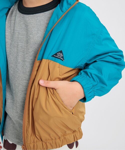 BREEZE（ブリーズ）の「【フードがしまえる】カラバリウィンドブレーカー（ナイロンジャケット・キッズ・ブラック/キャメル/レッド/ピンク/レインボー/ブルー・160/150/110/100/120/140/130/90）」の10枚目の写真