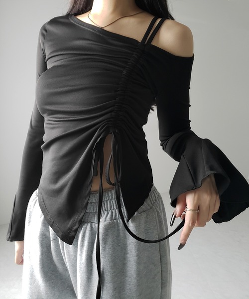 me+em select(ミームセレクト)の「【 2color 】シャーリングリボンスリットワンショルダートップス / shirring ribbon slit one shoulder tops(Tシャツ/カットソー・レディース・ブラック/アイボリー・FREE)」の4枚目の写真