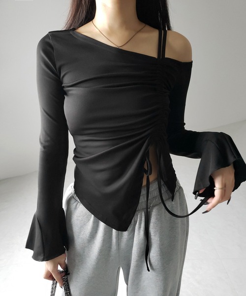 me+em select(ミームセレクト)の「【 2color 】シャーリングリボンスリットワンショルダートップス / shirring ribbon slit one shoulder tops(Tシャツ/カットソー・レディース・ブラック/アイボリー・FREE)」の6枚目の写真
