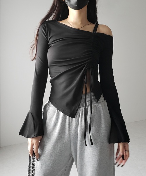 me+em select(ミームセレクト)の「【 2color 】シャーリングリボンスリットワンショルダートップス / shirring ribbon slit one shoulder tops(Tシャツ/カットソー・レディース・ブラック/アイボリー・FREE)」の8枚目の写真