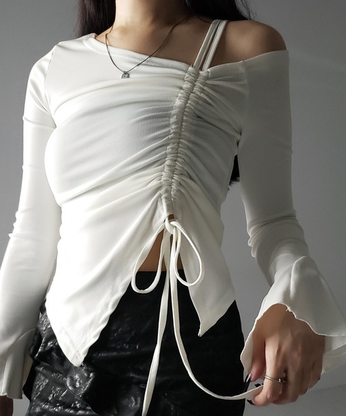 me+em select(ミームセレクト)の「【 2color 】シャーリングリボンスリットワンショルダートップス / shirring ribbon slit one shoulder tops(Tシャツ/カットソー・レディース・ブラック/アイボリー・FREE)」の18枚目の写真