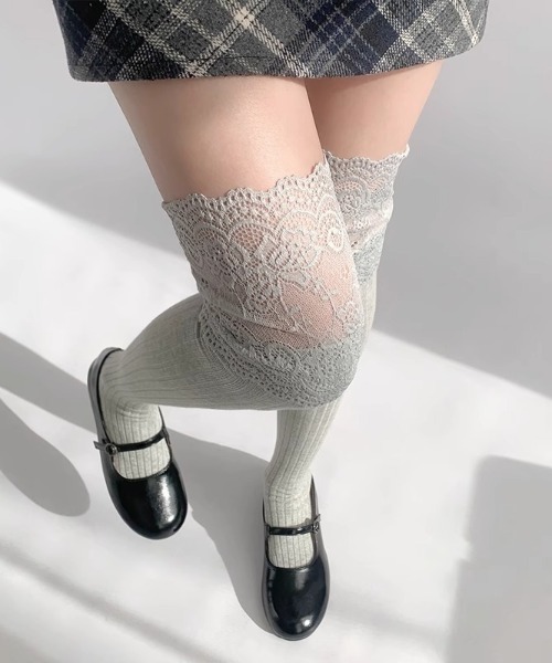 Vipoa(ヴィポア)の「lace knee high socks(ソックス/靴下・レディース・ホワイト/ライトグレー/グレー/ブラック・FREE)」の3枚目の写真