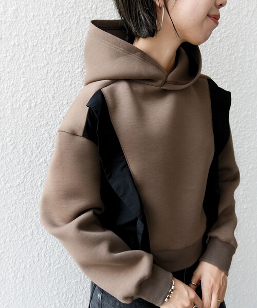 SHIPS(シップス)の「【WEB限定】〈手洗い可能〉ダンボール タフタ コンビ フーディ(パーカー・レディース・ブラック/ブラウン系/オフホワイト・ONE SIZE)」の1枚目の写真