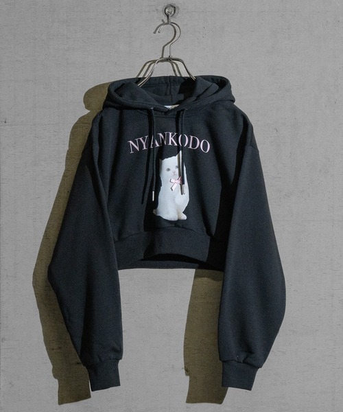 セール】【t】〔神保町にゃんこ堂〕ネコプリント ショート丈フーディ