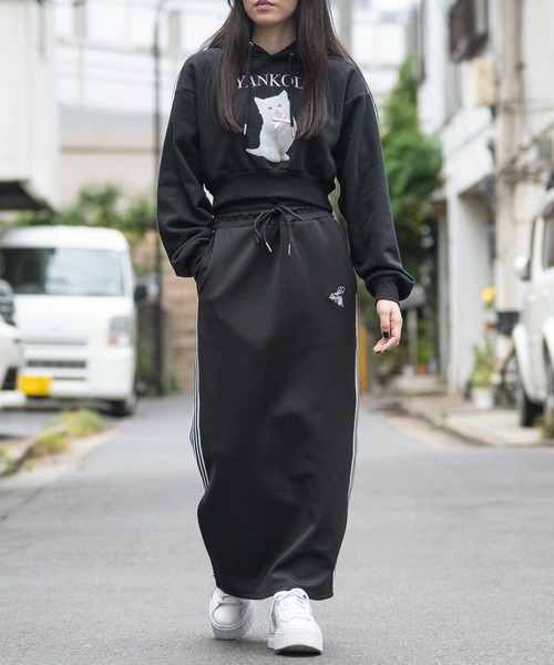 4197ヒント　限定パーカー　白 セール】【t】〔神保町にゃんこ堂〕ネコプリント ショート丈フーディ