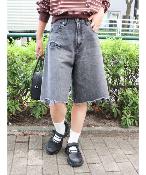 Ungrid(アングリッド)の「クラッシュデザインデニムハーフパンツ(デニムパンツ・レディース・ブラック/ブルー・SMALL/MEDIUM)」の2枚目の写真