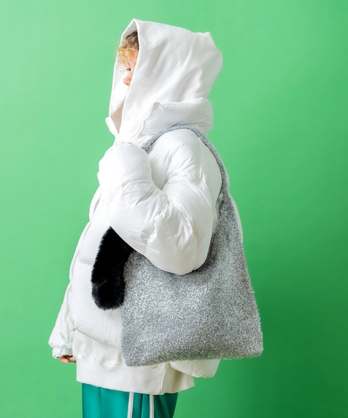 an meets zakka(アンミツザッカ)の「an meets zakka メタリックシャギーファーニットハンドバッグ(ショルダーバッグ・レディース・ブラック/グレー・ONESIZE)」の6枚目の写真