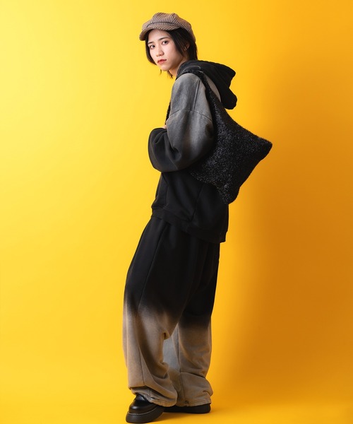 an meets zakka(アンミツザッカ)の「an meets zakka メタリックシャギーファーニットハンドバッグ(ショルダーバッグ・レディース・ブラック/グレー・ONESIZE)」の11枚目の写真