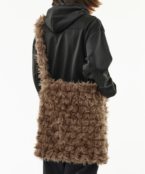 ROOPTOKYO(ループトウキョウ)の「フェイクファーショルダーバッグ(ショルダーバッグ・メンズ・ブラウン・FREE)」の1枚目の写真