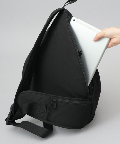 UNIVERSAL OVERALL(ユニバーサルオーバーオール)の「撥水 ソフトポリエステル ワンショルダー スリング ボディバッグ 大容量(ボディバッグ/ウエストポーチ・メンズ・ブラック・FREE)」の10枚目の写真