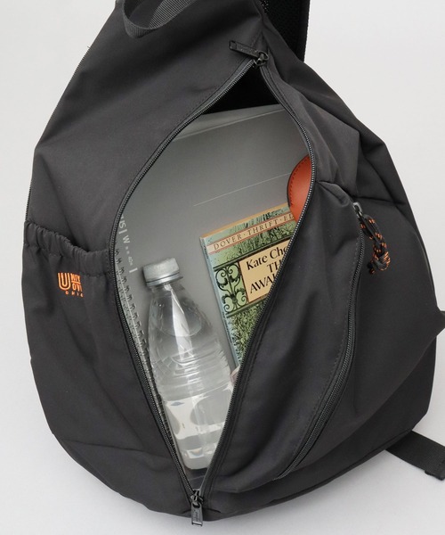 UNIVERSAL OVERALL(ユニバーサルオーバーオール)の「撥水 ソフトポリエステル ワンショルダー スリング ボディバッグ 大容量(ボディバッグ/ウエストポーチ・メンズ・ブラック・FREE)」の8枚目の写真