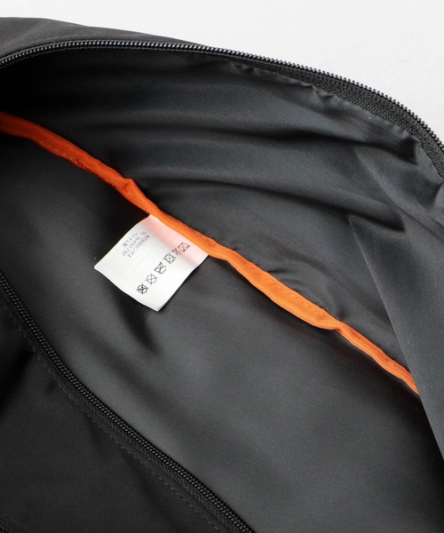 UNIVERSAL OVERALL(ユニバーサルオーバーオール)の「撥水 ソフトポリエステル ワンショルダー スリング ボディバッグ 大容量(ボディバッグ/ウエストポーチ・メンズ・ブラック・FREE)」の6枚目の写真