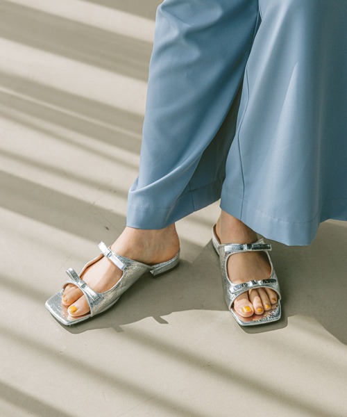 BAYFLOW（ベイフロー）の「ダブルリボンサンダル（サンダル・レディース・シルバー/ゴールド・MEDIUM/LARGE）」の2枚目の写真