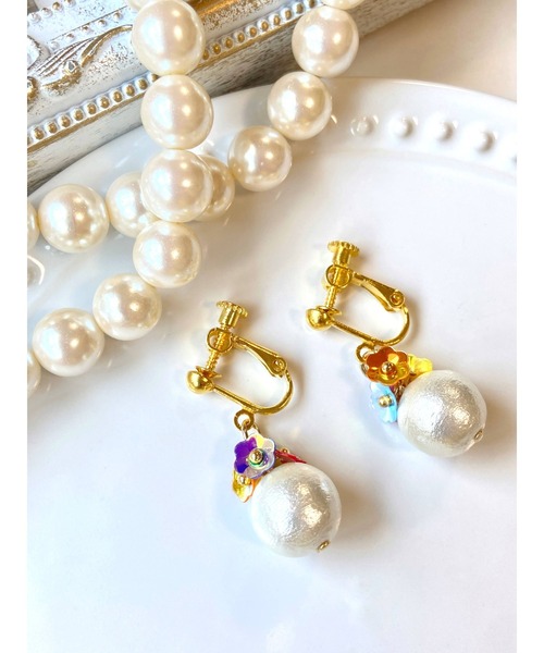 VIBGYOR(ヴィブジョー)の「【MUURABBTI】カラフルフラワーとコットンパールのころりんイヤリング(MA)(イヤリング・レディース・ゴールド・FREE)」の1枚目の写真