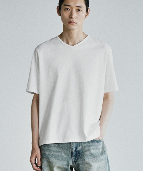 WYM LIDNM（ウィム バイ リドム）の「EXTRA FINE COTTON BASIC TEE -SLIM CROPPED FIT-(V-NECK / CREW-NECK)（Tシャツ/カットソー・メンズ・ブラック/ホワイト/モカ/チャコール/グレー系/ブラウン系/グレイッシュベージュ/ダークブラウン/グリーン系/グレイッシュブルー/ブラウン系1/ホワイト系1/グレー系1/ブラック系1/ダークブルー/ライトグレー・L/M/S/XS/XL）」の3枚目の写真