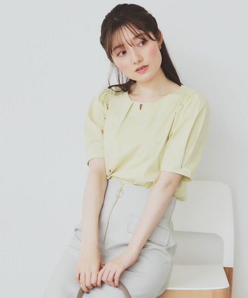 index(インデックス)の「フロントパール調タックパフトップス【UV/接触冷感/洗濯機洗い可】(Tシャツ/カットソー・レディース・チャコールグレー/ライトイエロー系/ナチュラル/ライトブルー・36/38/40/42)」の1枚目の写真