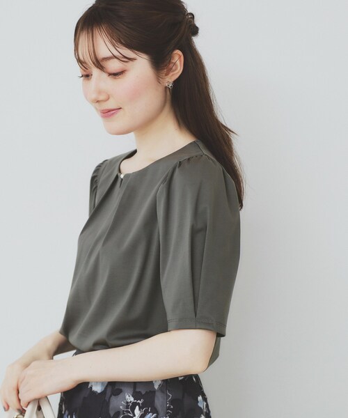 index(インデックス)の「フロントパール調タックパフトップス【UV/接触冷感/洗濯機洗い可】(Tシャツ/カットソー・レディース・チャコールグレー/ライトイエロー系/ナチュラル/ライトブルー・36/38/40/42)」の19枚目の写真