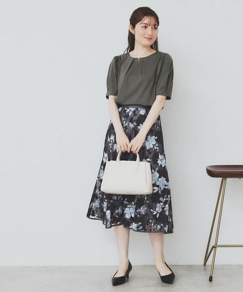 index(インデックス)の「フロントパール調タックパフトップス【UV/接触冷感/洗濯機洗い可】(Tシャツ/カットソー・レディース・チャコールグレー/ライトイエロー系/ナチュラル/ライトブルー・36/38/40/42)」の13枚目の写真