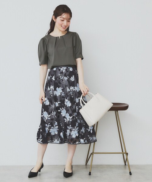 index(インデックス)の「フロントパール調タックパフトップス【UV/接触冷感/洗濯機洗い可】(Tシャツ/カットソー・レディース・チャコールグレー/ライトイエロー系/ナチュラル/ライトブルー・36/38/40/42)」の14枚目の写真