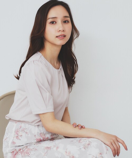 index(インデックス)の「フロントパール調タックパフトップス【UV/接触冷感/洗濯機洗い可】(Tシャツ/カットソー・レディース・チャコールグレー/ライトイエロー系/ナチュラル/ライトブルー・36/38/40/42)」の8枚目の写真