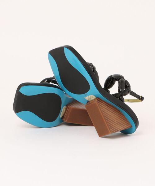 MANA（マナ）の「MANA マナ スクエアトゥ・ウッドヒールサンダル（サンダル・レディース・ブラック/ホワイト・38/36/37）」の4枚目の写真