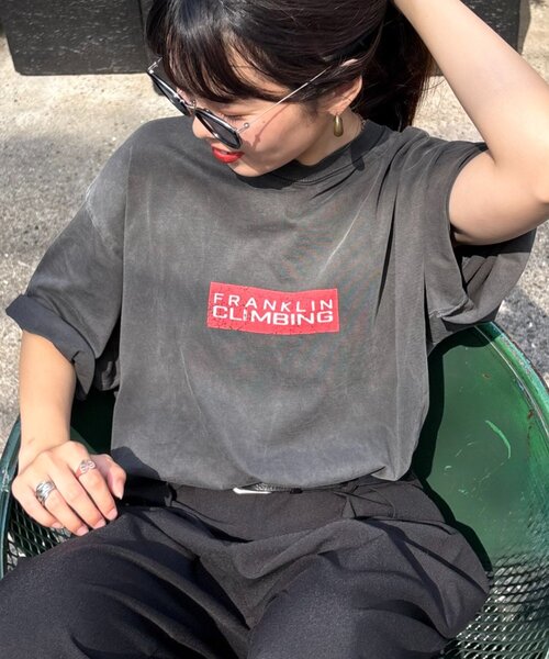 Franklin Climbing（フランクリンクライミング）の「【Franklin Climbing】ユニセックスレッドロゴプリントTEE（Tシャツ/カットソー・レディース・ホワイト/ブラック/ライトグレー・MEDIUM/LARGE）」の2枚目の写真