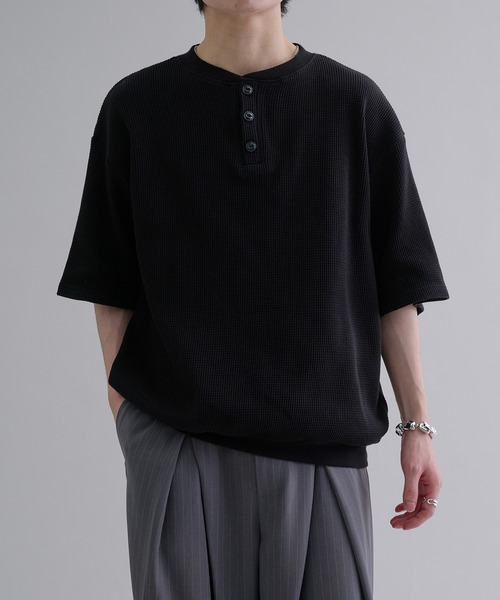 epnok（エプノック）の「ワッフルヘンリーネック半袖Tee（Tシャツ/カットソー・メンズ・グレー/ブラック/ブラック系その他・SMALL/MEDIUM/LARGE）」の2枚目の写真