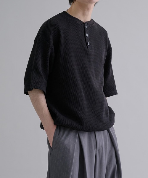 epnok（エプノック）の「ワッフルヘンリーネック半袖Tee（Tシャツ/カットソー・メンズ・グレー/ブラック/ブラック系その他・SMALL/MEDIUM/LARGE）」の4枚目の写真