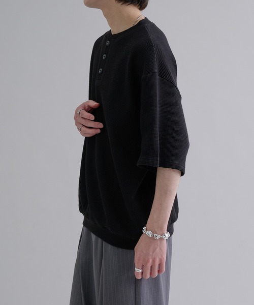 epnok（エプノック）の「ワッフルヘンリーネック半袖Tee（Tシャツ/カットソー・メンズ・グレー/ブラック/ブラック系その他・SMALL/MEDIUM/LARGE）」の5枚目の写真