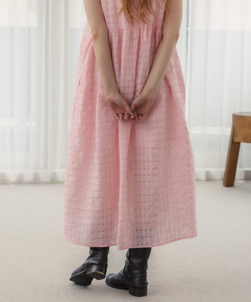HEILIS(ヘイリス)の「ジャガードボリュームワンピース / ミドル丈 ロング丈 夏服 春服 秋服 韓国 シアーワンピース チェック ノームコア カジュアル シティガール ホワイト ブラック ピンク マタニティ(ワンピース・レディース・ブラック/オフホワイト/ピンク・FREE)」の6枚目の写真