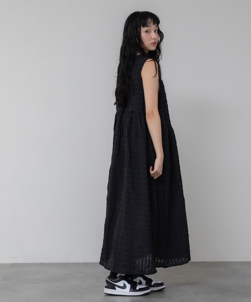 HEILIS(ヘイリス)の「ジャガードボリュームワンピース / ミドル丈 ロング丈 夏服 春服 秋服 韓国 シアーワンピース チェック ノームコア カジュアル シティガール ホワイト ブラック ピンク マタニティ(ワンピース・レディース・ブラック/オフホワイト/ピンク・FREE)」の8枚目の写真