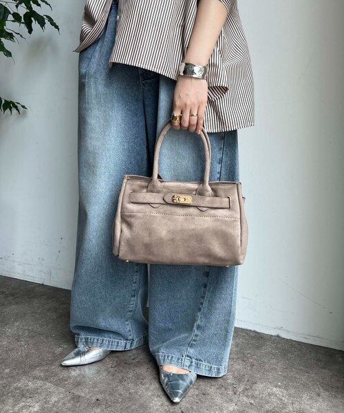 DouDou（ドゥドゥ）の「フェイクスエードスクエアバッグ（ショルダーバッグ・レディース・キャメル/ベージュ・FREE）」の4枚目の写真