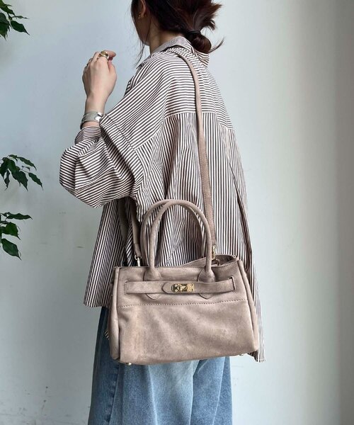 DouDou（ドゥドゥ）の「フェイクスエードスクエアバッグ（ショルダーバッグ・レディース・キャメル/ベージュ・FREE）」の5枚目の写真