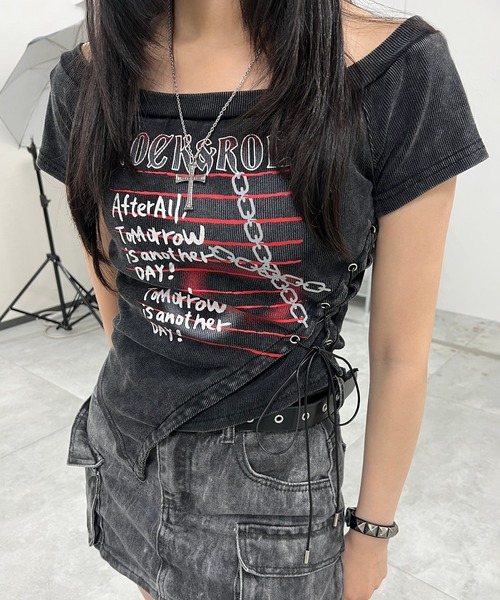 Figments（フィグメンツ）の「ROCK&ROLLオフショルT（Tシャツ/カットソー・レディース・ブラック/レッド・FREE）」の2枚目の写真