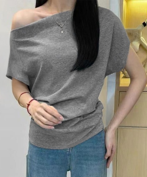 Miniministore(ミニミニストア)の「オフショルダーカットソー サイドギャザー(Tシャツ/カットソー・レディース・ブラック/ホワイト/グレー/ブラック系/グレー系・FREE)」の4枚目の写真