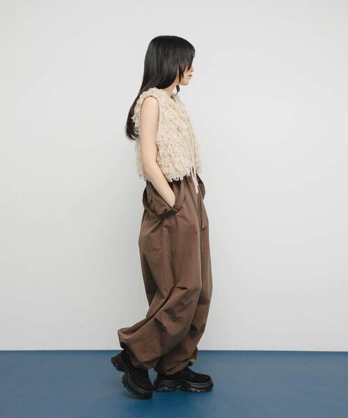 KBF(ケイビーエフ)の「ループニットベスト(ベスト・レディース・チャコールグレー/ベージュ/グレー/ブラウン・ONE)」の5枚目の写真