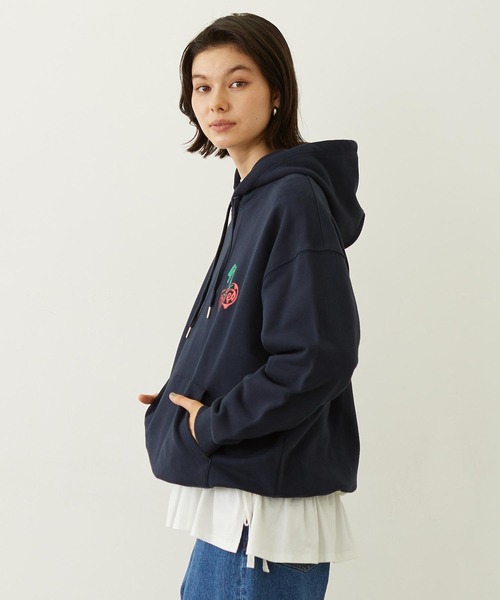 MILKFED.(ミルクフェド)の「MELTY CHERRY SWEAT HOODIE(パーカー・レディース・オフホワイト/ライトブルー/ネイビー・M/L)」の5枚目の写真