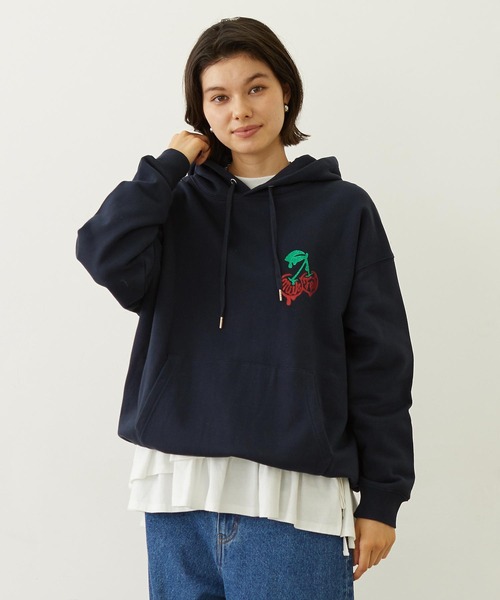 MILKFED.(ミルクフェド)の「MELTY CHERRY SWEAT HOODIE(パーカー・レディース・オフホワイト/ライトブルー/ネイビー・M/L)」の4枚目の写真